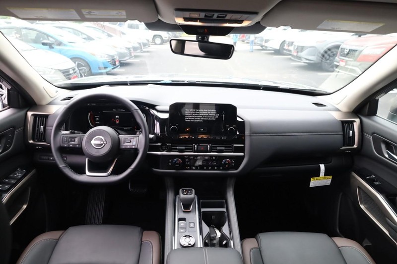 Nissan Pathfinder Vehicle Image 16