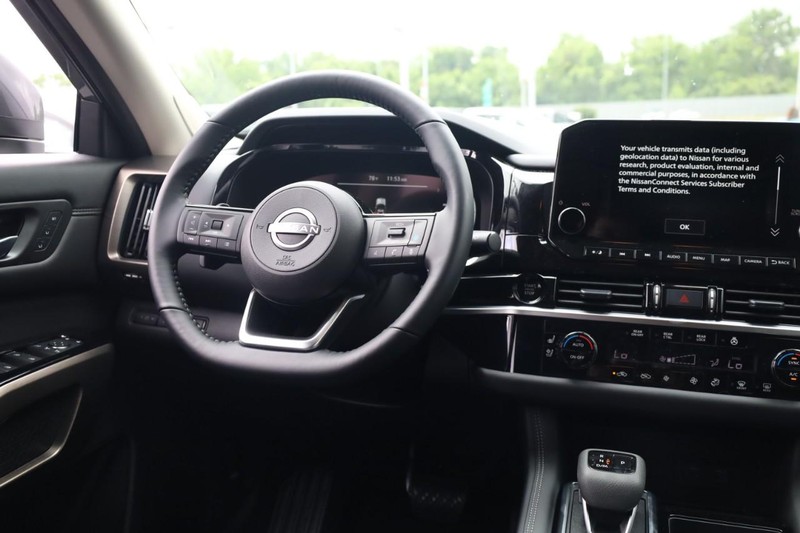 Nissan Pathfinder Vehicle Image 18