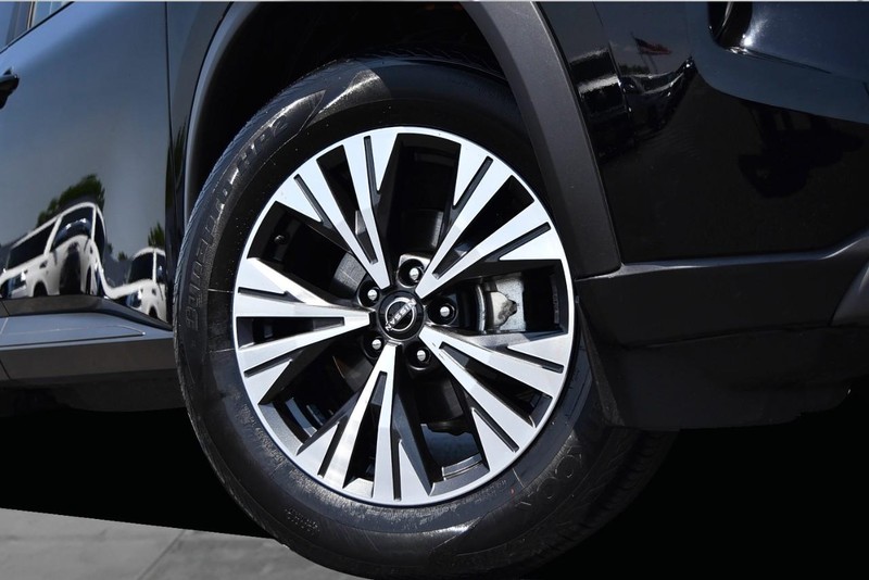 Nissan Rogue Vehicle Image 03