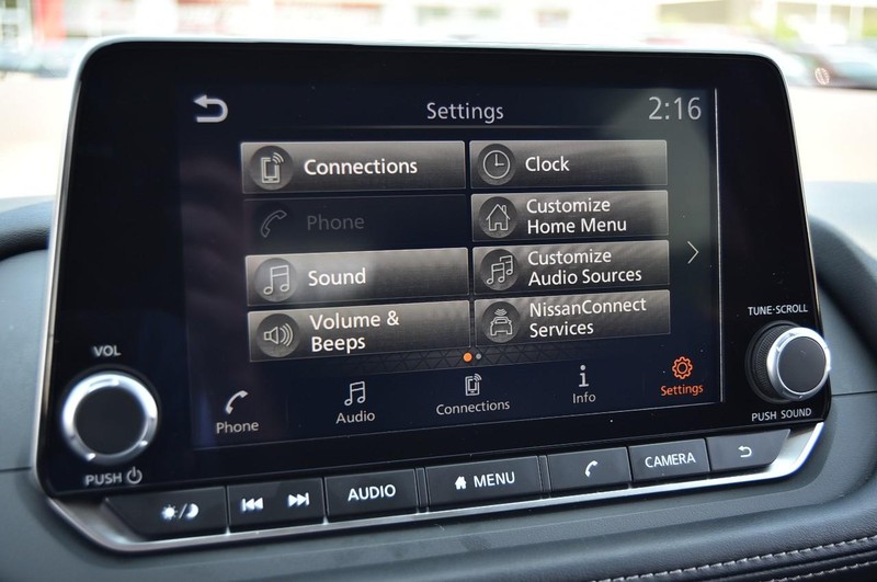 Nissan Rogue Vehicle Image 14
