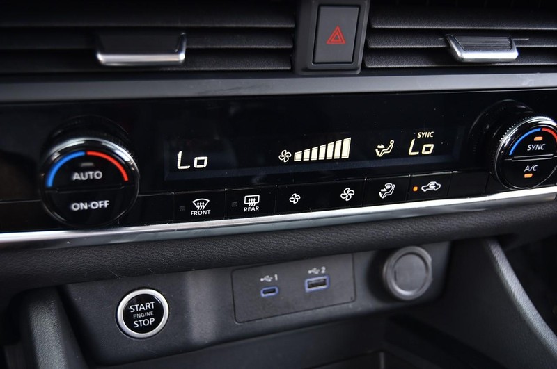 Nissan Rogue Vehicle Image 15