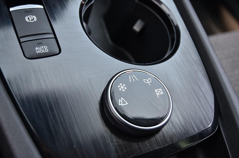 Nissan Rogue Vehicle Image 17
