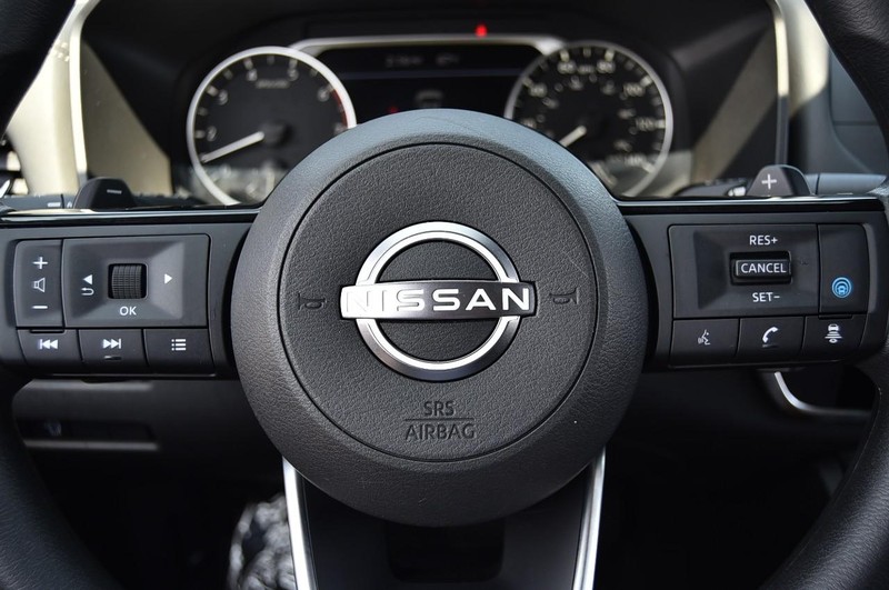 Nissan Rogue Vehicle Image 18