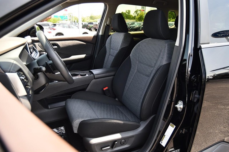 Nissan Rogue Vehicle Image 19