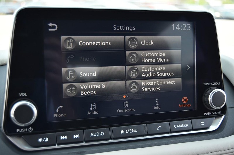 Nissan Rogue Vehicle Image 14