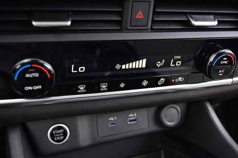Nissan Rogue Vehicle Image 15