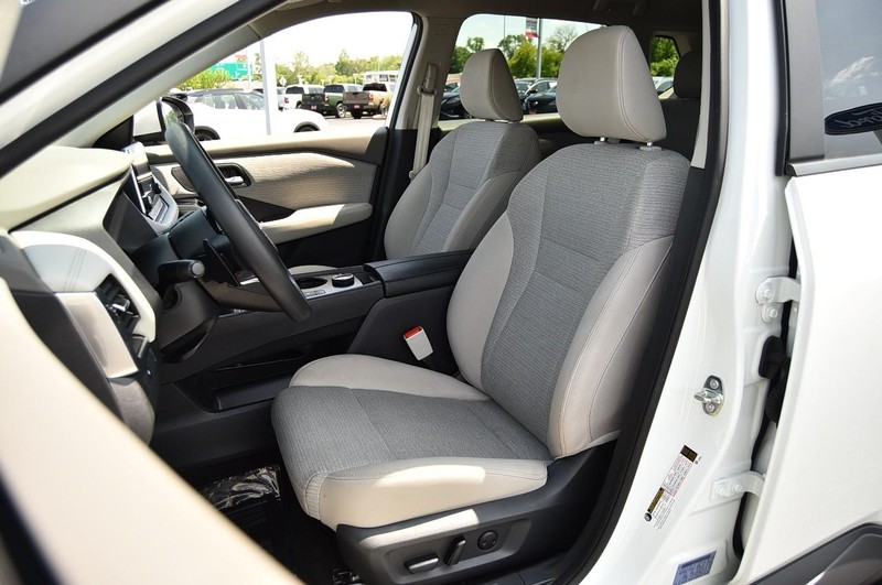 Nissan Rogue Vehicle Image 18