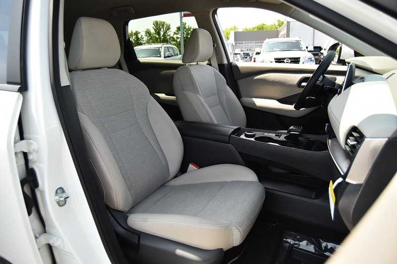 Nissan Rogue Vehicle Image 19