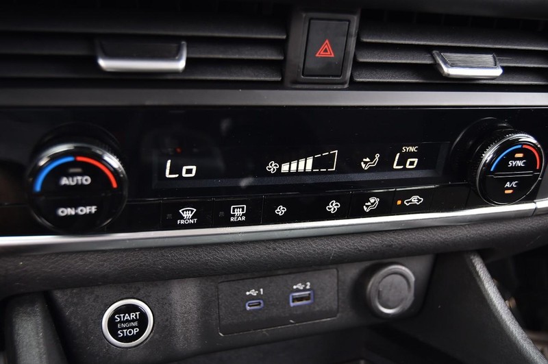 Nissan Rogue Vehicle Image 15