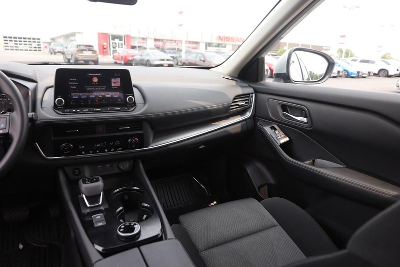 Nissan Rogue Vehicle Image 25