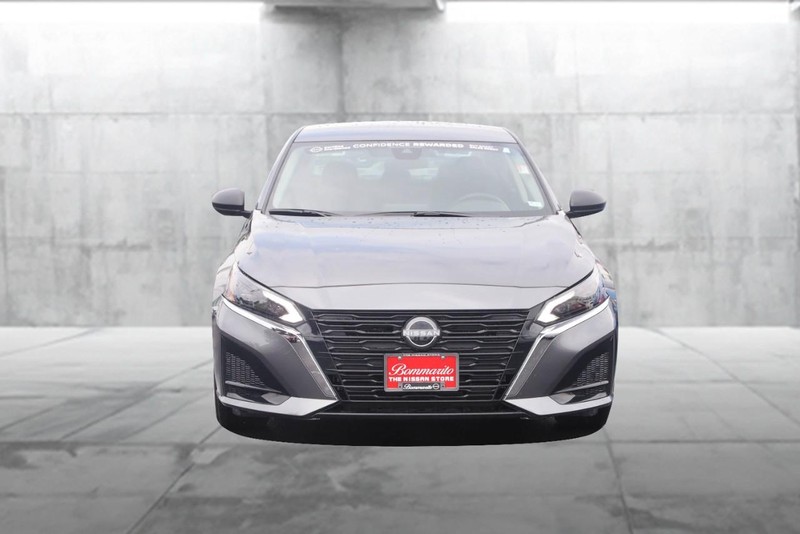 Nissan Altima Vehicle Image 04