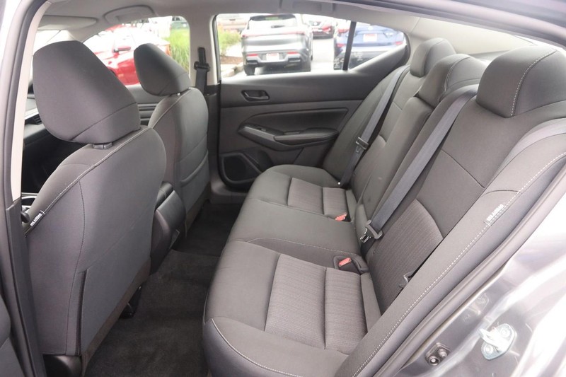 Nissan Altima Vehicle Image 09