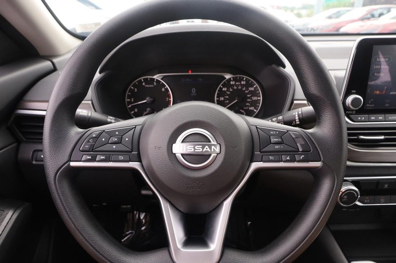 Nissan Altima Vehicle Image 10