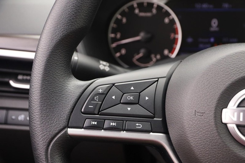 Nissan Altima Vehicle Image 11