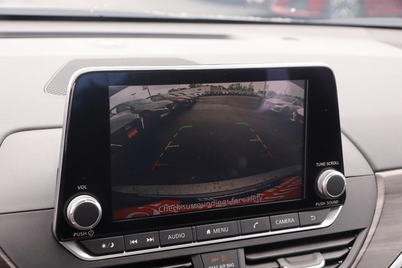Nissan Altima Vehicle Image 15