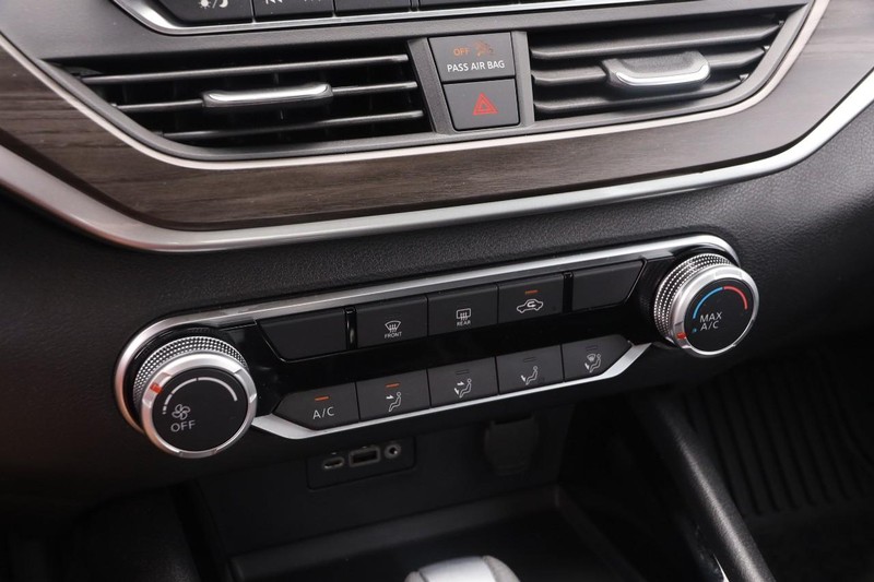 Nissan Altima Vehicle Image 16