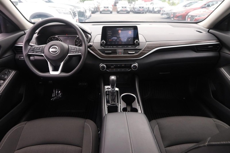 Nissan Altima Vehicle Image 19