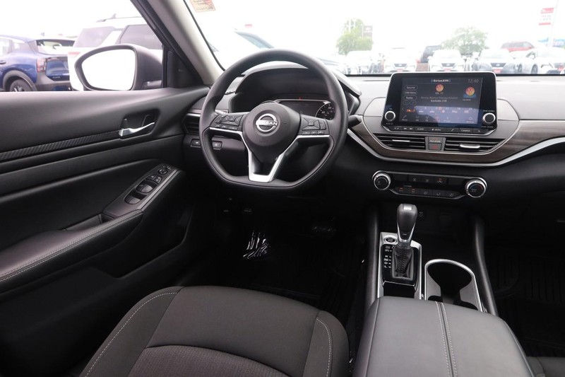 Nissan Altima Vehicle Image 20
