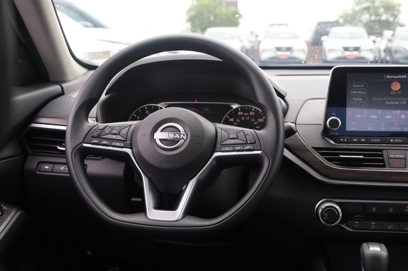 Nissan Altima Vehicle Image 21