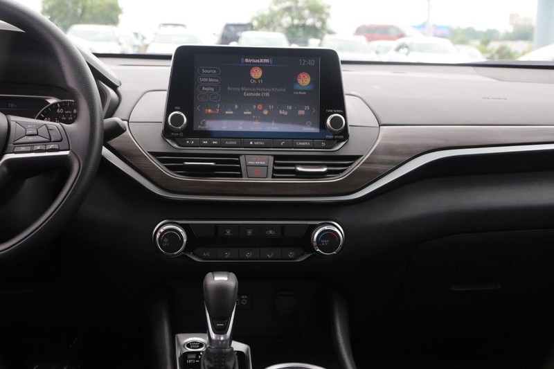 Nissan Altima Vehicle Image 22
