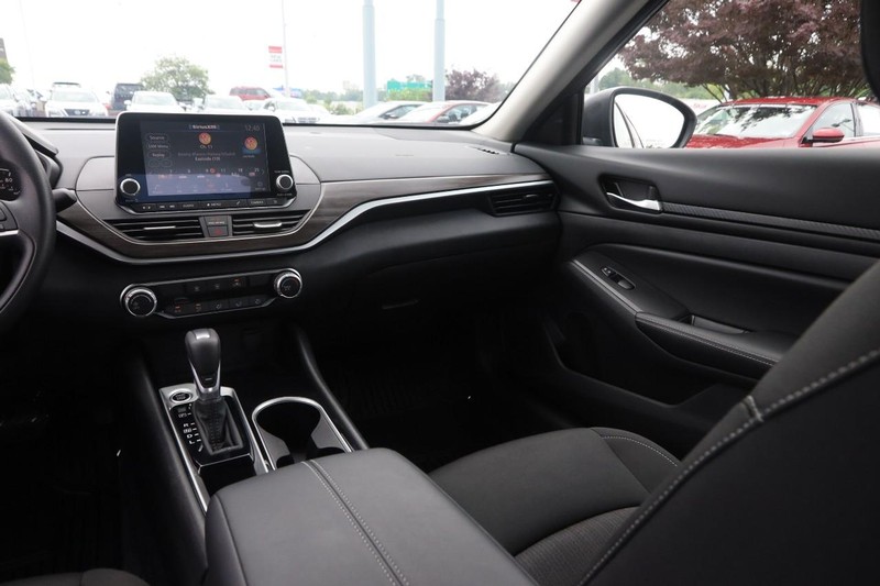 Nissan Altima Vehicle Image 23