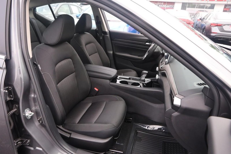 Nissan Altima Vehicle Image 24