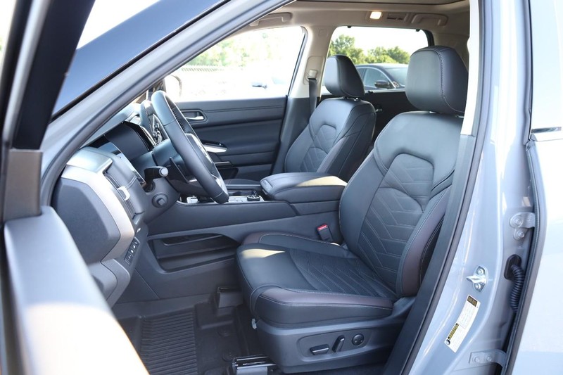 Nissan Pathfinder Vehicle Image 13
