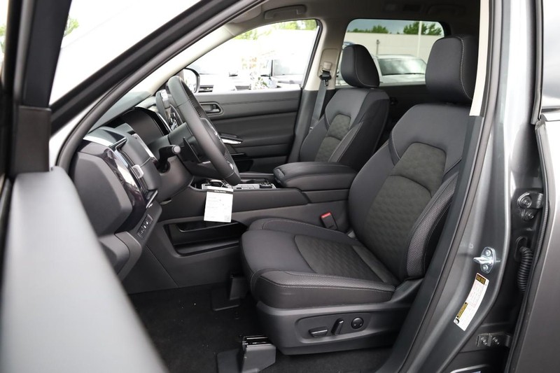 Nissan Pathfinder Vehicle Image 11