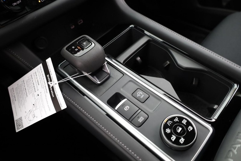 Nissan Pathfinder Vehicle Image 18