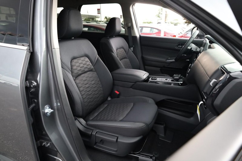 Nissan Pathfinder Vehicle Image 28