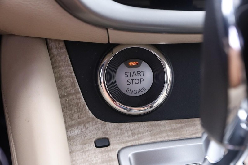 Nissan Murano Vehicle Image 16