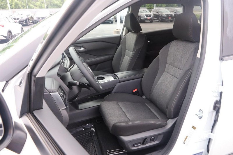 Nissan Rogue Vehicle Image 09