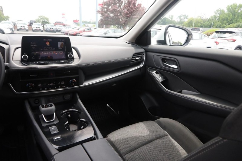 Nissan Rogue Vehicle Image 24