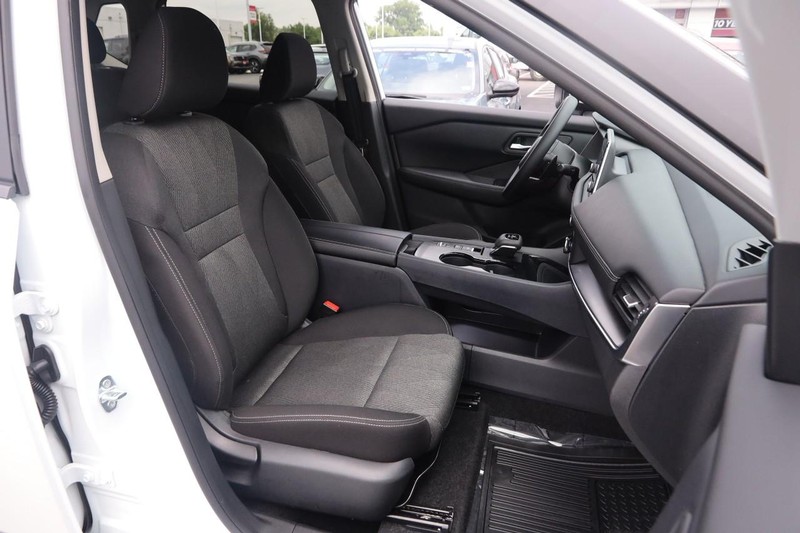 Nissan Rogue Vehicle Image 25