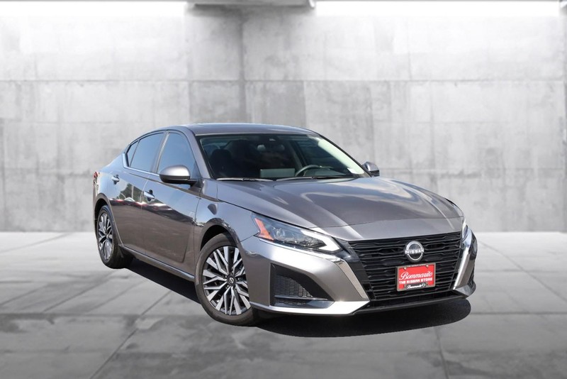 Nissan Altima Vehicle Image 02