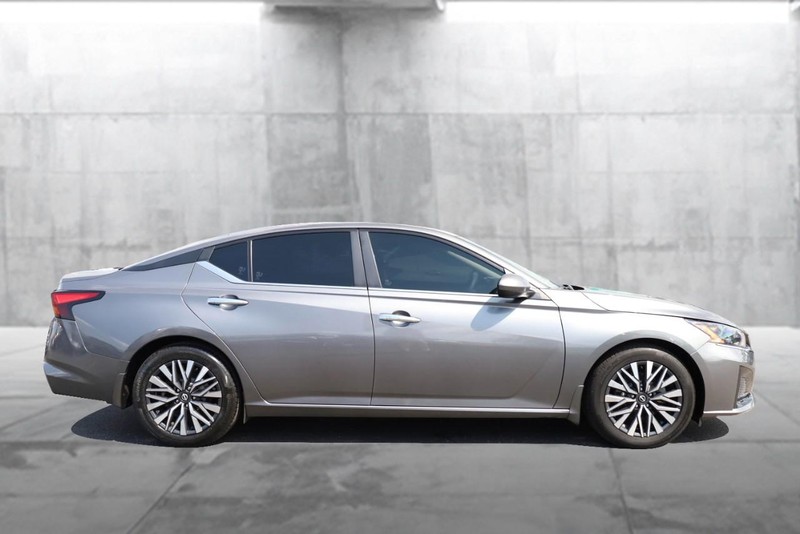 Nissan Altima Vehicle Image 05