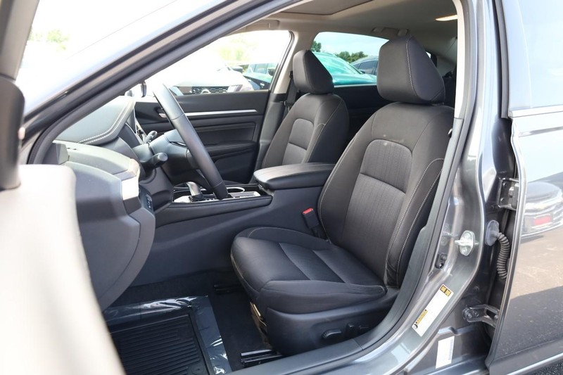 Nissan Altima Vehicle Image 08