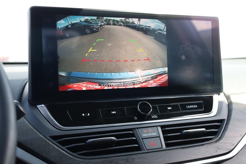 Nissan Altima Vehicle Image 13