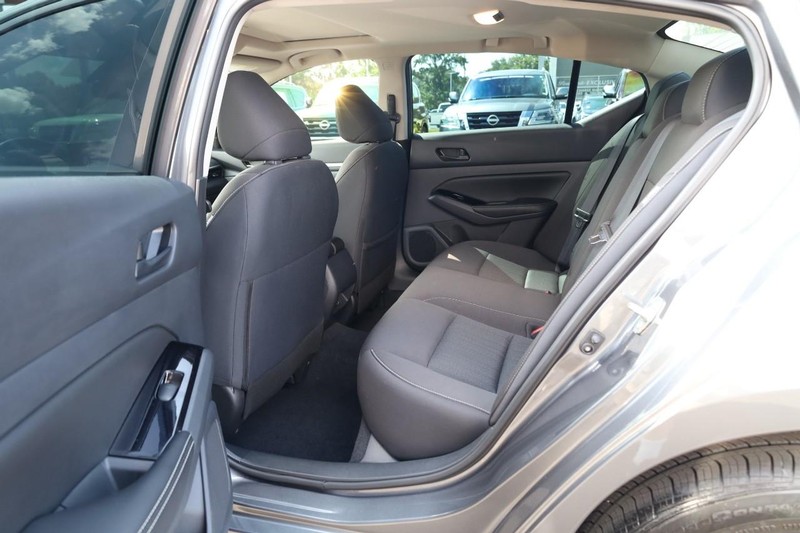 Nissan Altima Vehicle Image 21