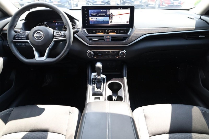Nissan Altima Vehicle Image 22