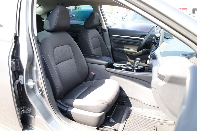 Nissan Altima Vehicle Image 23