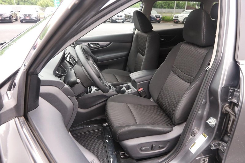 Nissan Rogue Vehicle Image 09