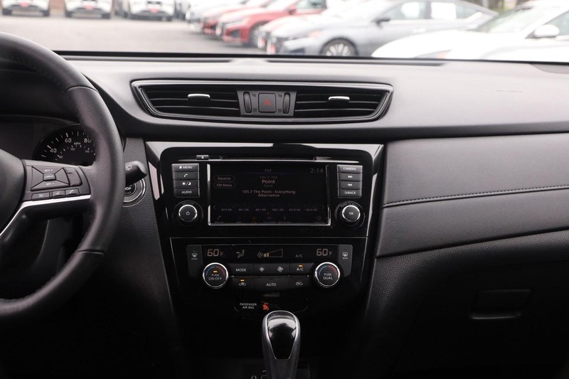 Nissan Rogue Vehicle Image 24