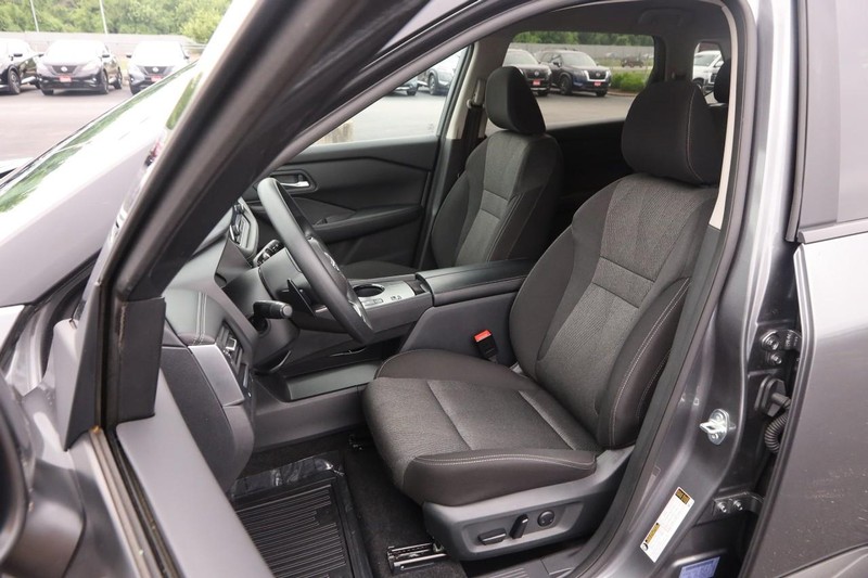 Nissan Rogue Vehicle Image 09