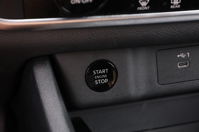 Nissan Rogue Vehicle Image 15