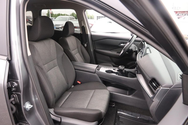Nissan Rogue Vehicle Image 24