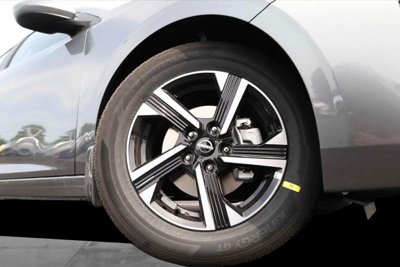 Nissan Sentra Vehicle Image 03