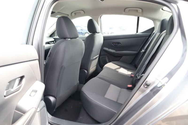 Nissan Sentra Vehicle Image 08
