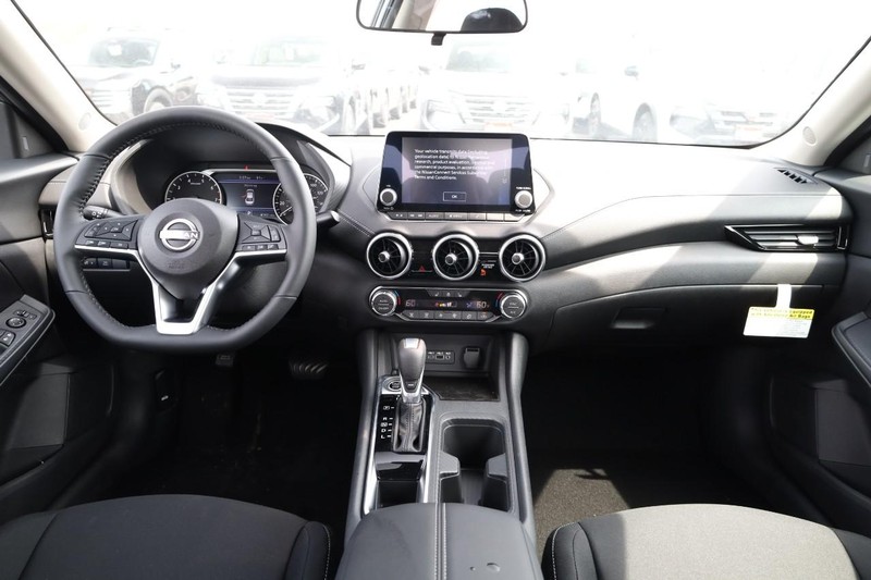 Nissan Sentra Vehicle Image 10