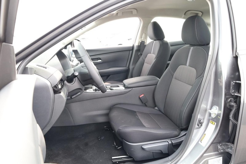 Nissan Sentra Vehicle Image 12